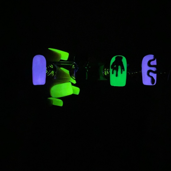 Hand Crafted Halloween (Glow In The Dark) Short Square Press On Nail Set - Picture 4 of 7